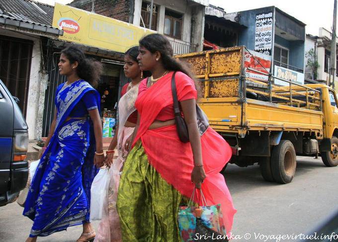Tres mujeres jóvenes en carreras de vuelta saris, calle Matale - Ceilan Sri Lanka