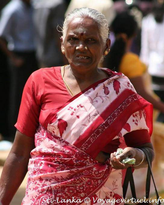 Mujer de edad avanzada con un sari tradicional, Matale - Ceilan Sri Lanka
