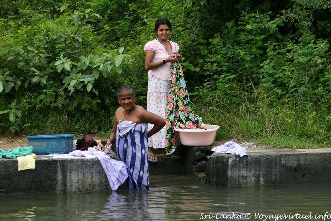 Servicio de lavandería en el río cerca Hingurakgoda, camino Medirigiriya - Ceilan Sri Lanka