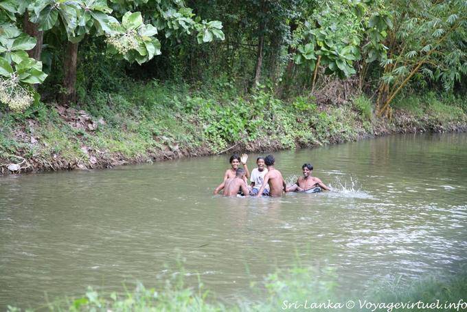 Juegos de agua en el río para los niños, Hingurakgoda, camino Medirigiriya - Ceilan Sri Lanka