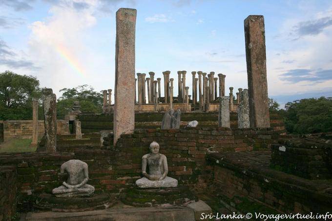 Ruinas de meditadores de ladrillo y Budas, al pie de Medirigiriya - Ceilan Sri Lanka
