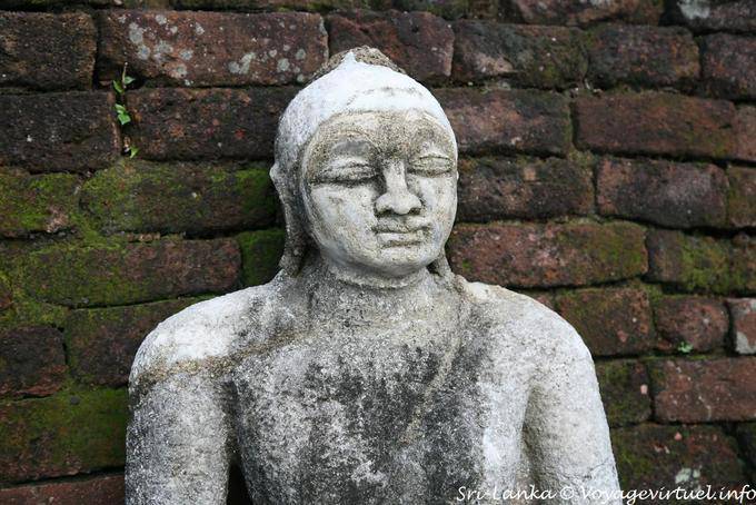 Granito Buda busto delante de una pared de ladrillo, Medirigiriya - Ceilan Sri Lanka
