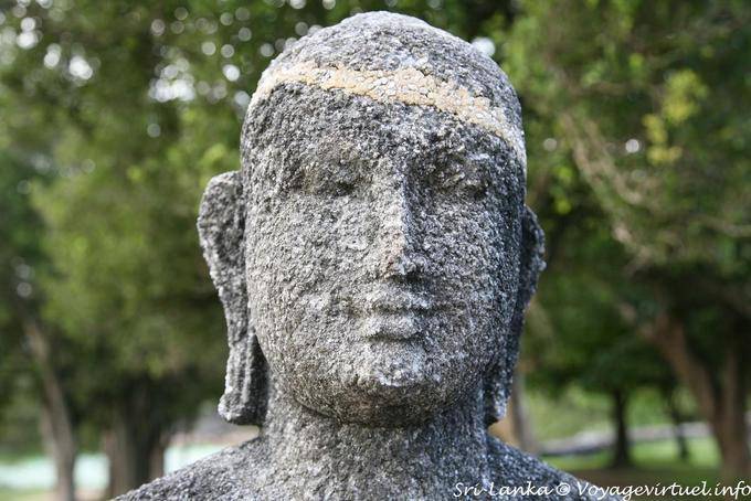 Rostro sereno y marcada por el tiempo de Buda sentado, Medirigiriya - Ceilan Sri Lanka