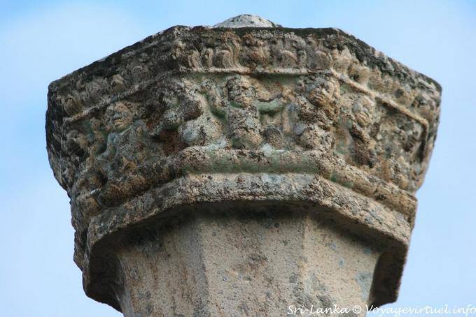 Gnomos decoración encima de la columna Templo Medirigiriya - Ceilan Sri Lanka