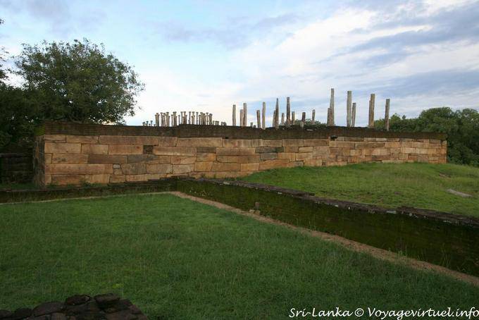 Muro de contención de la terraza del vatadagaya, Medirigiriya - Ceilan Sri Lanka