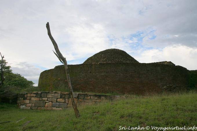 La estupa edificio más antiguo Thuparama en el sitio, Medirigiriya - Ceilan Sri Lanka