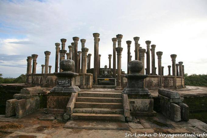 La casa circular de la imagen o Vatadage, Medirigiriya - Ceilan Sri Lanka