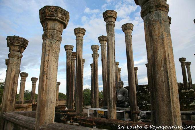 Las columnas octogonales en el Medirigiriya Watadageya - Ceilan Sri Lanka