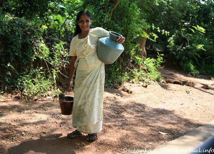 Sonriendo investigadora de agua, Nalanda - Ceilan Sri Lanka