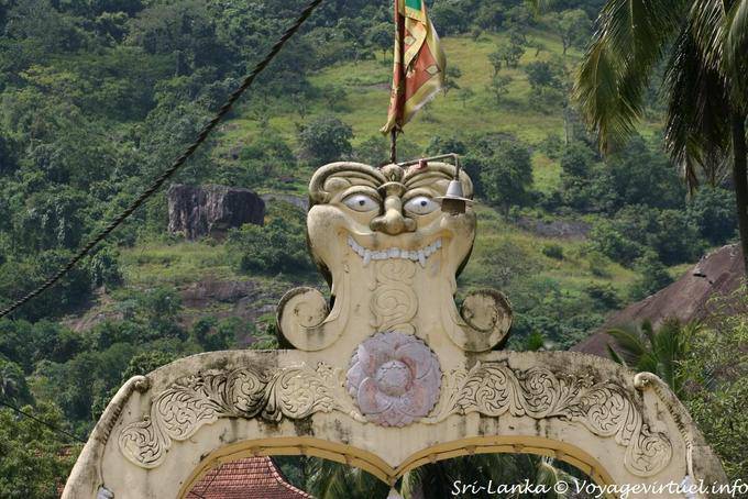 Figura en el pórtico Aluvihara Rock Cave Temple, Nalanda - Ceilan Sri Lanka