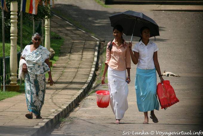 Passantes una calle en Nalanda - Ceilan Sri Lanka