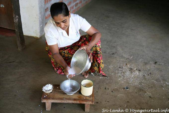 Separación de la leche y trozos de coco rallado, Nalanda - Ceilan Sri Lanka