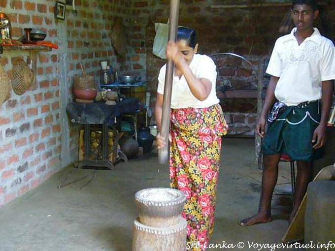 Moler la pulpa de coco pulpa de edad, Nalanda - Ceilan Sri Lanka