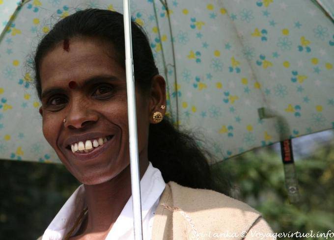 Sonrisa brillante Sri Lanka bajo el paraguas, Nuwara Eliya - Ceilan Sri Lanka