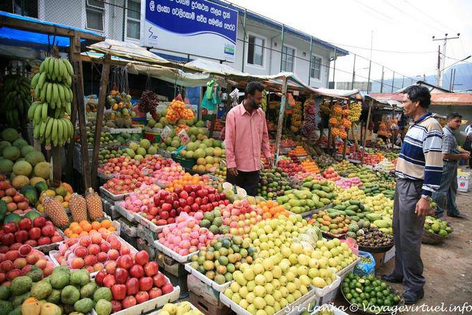 Coloridos puestos de frutas en el mercado en Nuwara Eliya - Ceilan Sri Lanka