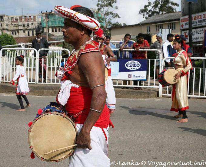 Perfil de un jugador Daula, tambor, Procesión Nuwara Eliya - Ceilan Sri Lanka