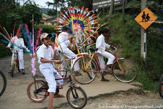 Bicicletas que esperan desfile decorado, Nuwara Eliya - Ceilan Sri Lanka