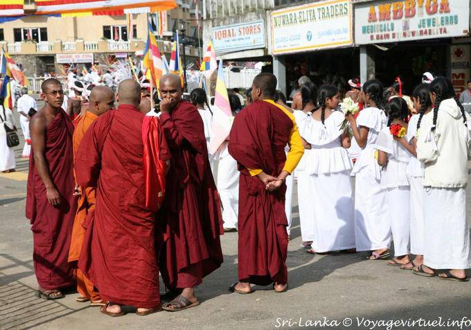 Grupo de los monjes budistas, Procesión Nuwara Eliya - Ceilan Sri Lanka