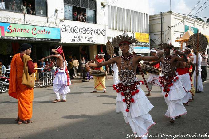 Danza tradicional en el centro de la ciudad, Nuwara Eliya - Ceilan Sri Lanka