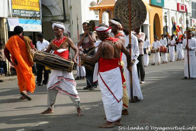 Procesión con reproductor de Gata Bera - Nuwara Eliya - Ceilan Sri Lanka