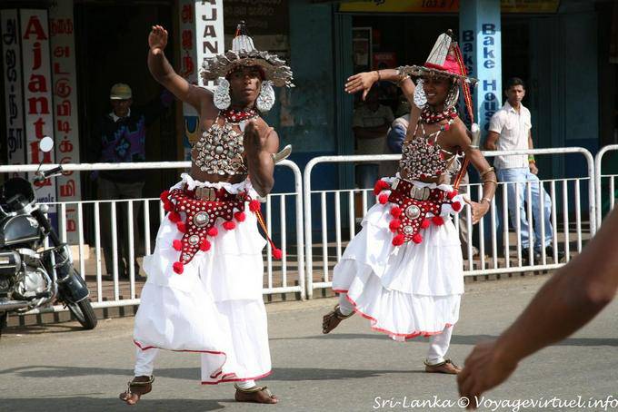 Bailarines con ghungharus o pies ghunghurus, marcharon en Nuwara Eliya - Ceilan Sri Lanka