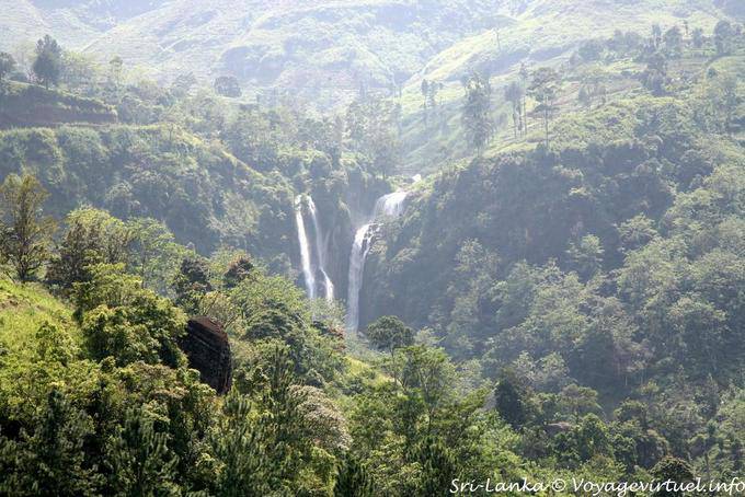 Vista de la cascada brumosa Ramboda - Ceilan Sri Lanka