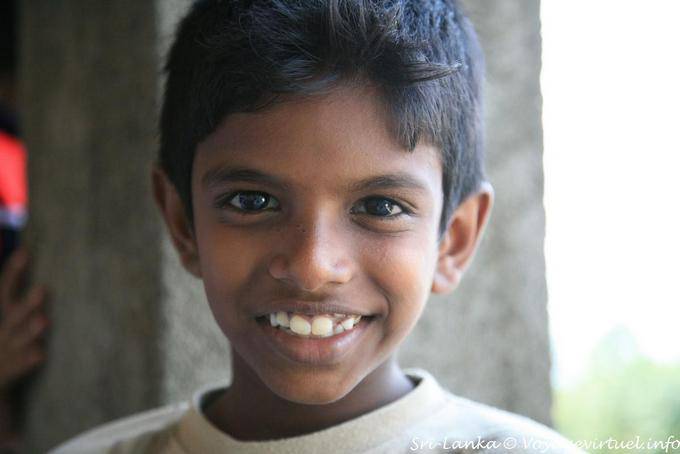 Retrato de un niño de Sri Lanka, camino del té Nuwara Eliya - Ceilan Sri Lanka