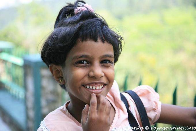 Sonrisa de la infancia, camino del té, Katukitula - Ceilan Sri Lanka
