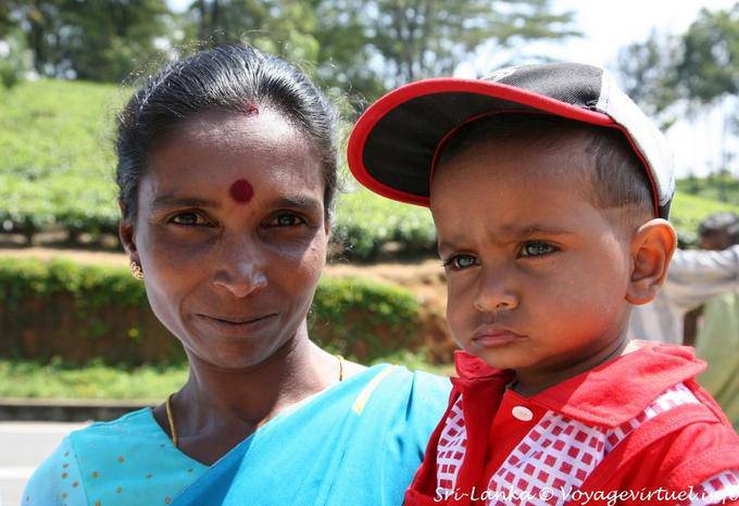Cara de la mujer con su hijo, té Road, Nuwara Eliya - Ceilan Sri Lanka