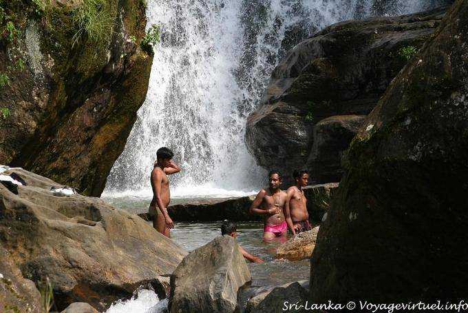 Nadar en la cascada para Ramboda Falls, PBC Highway, llanuras de Horton - Ceilan Sri Lanka