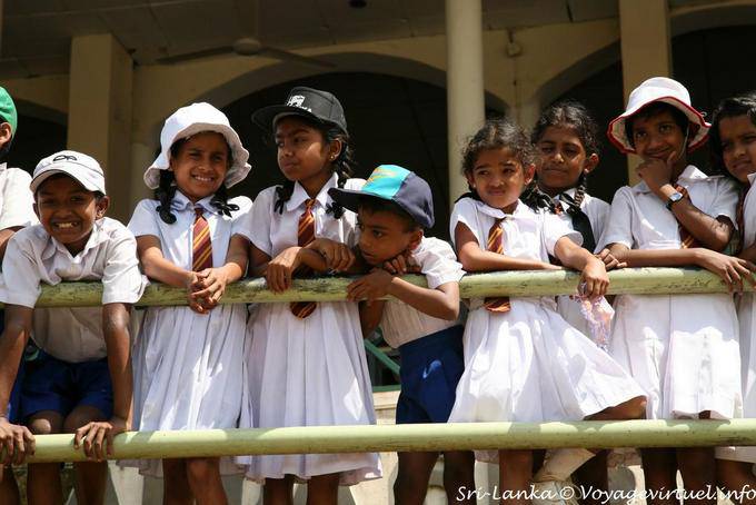 Los niños de Sri Lanka a la feria, Pinnawela - Ceilan Sri Lanka