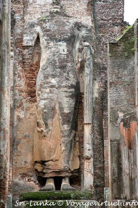 Ladrillo de Buda sin la cabeza Lankatilaka santuario Alahana Parivena, Polonnaruwa - Ceilan Sri Lanka