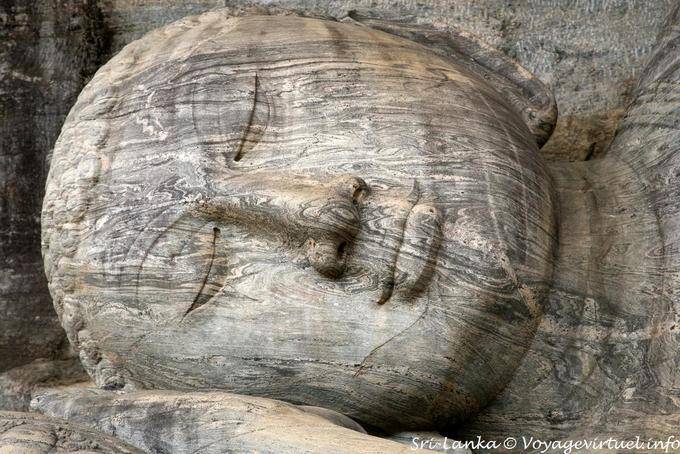 Cabeza de granito en la mano derecha del Buda Reclinado, Gal Vihara, Polonnaruwa - Ceilan Sri Lanka