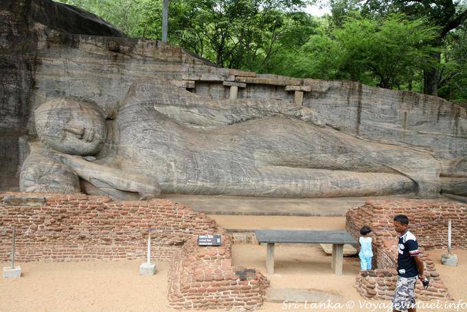Acostado en la roca tallada de Buda, Gal Vihara, Polonnaruwa - Ceilan Sri Lanka
