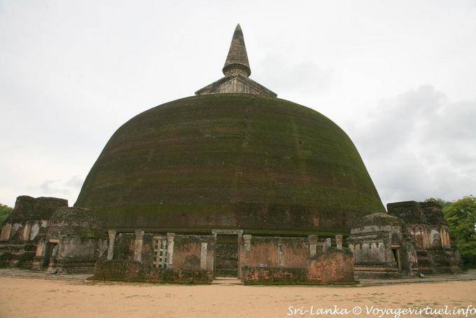 Terraza y Vahalkadas la stupa más grande en Polonnaruwa, Rankot Vihara - Ceilan Sri Lanka