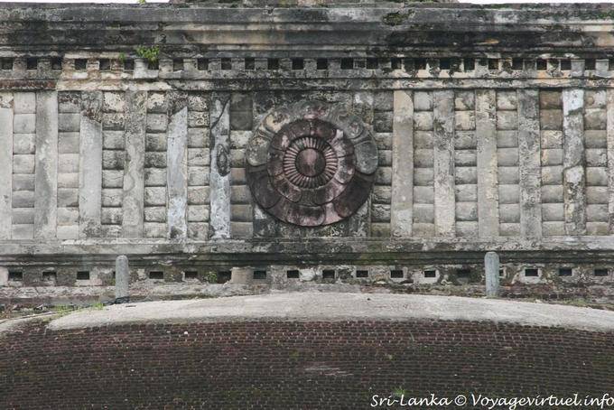 Decoración entre la cúpula y la punta de la Dagoba Rankoth Vehera, Polonnaruwa - Ceilan Sri Lanka