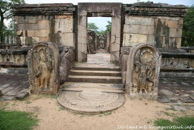 Fuera de la Hatadage, Terraza del Diente, Polonnaruwa - Ceilan Sri Lanka