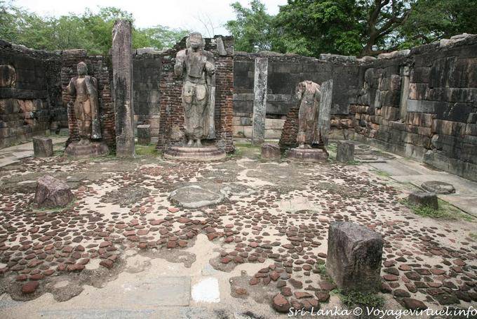 Estatuas en el interior del Hatadage, Diente Sagrado Templo de la reliquia, Polonnaruwa - Ceilan Sri Lanka