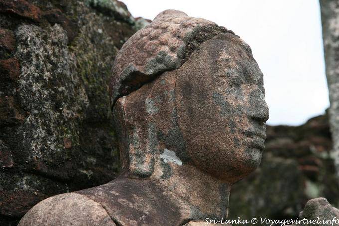 Close-up en el perfil de una de las estatuas de Hatadage, Polonnaruwa - Ceilan Sri Lanka