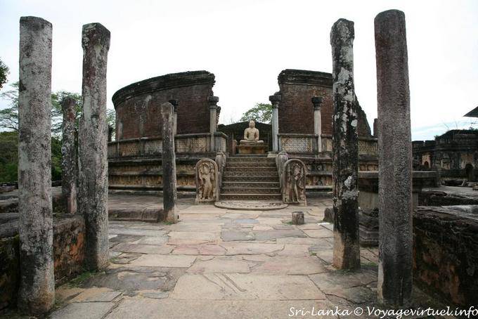 Templo Vatadage de su segunda terraza ronda de 18m de diámetro, Polonnaruwa - Ceilan Sri Lanka