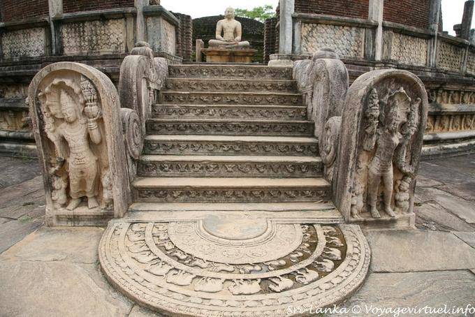 Una de las cuatro entradas Vatadage, Polonnaruwa - Ceilan Sri Lanka