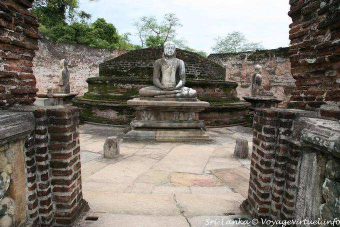 Tres de los cuatro Budas sentados en la segunda terraza, Vatadage, Polonnaruwa - Ceilan Sri Lanka
