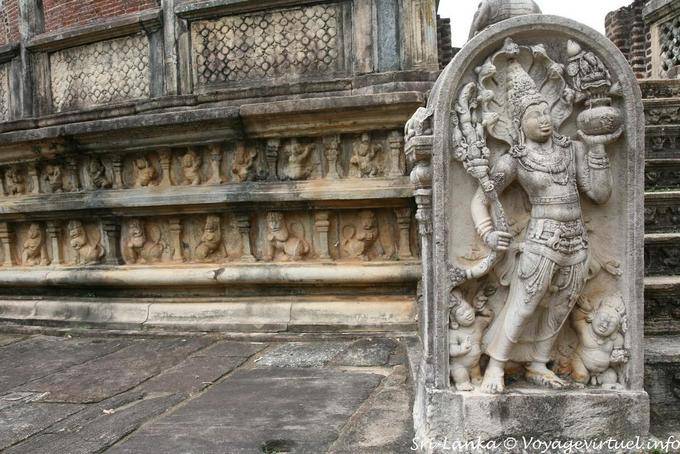 Decoración exterior de la segunda terraza, Vatadage, Polonnaruwa - Ceilan Sri Lanka