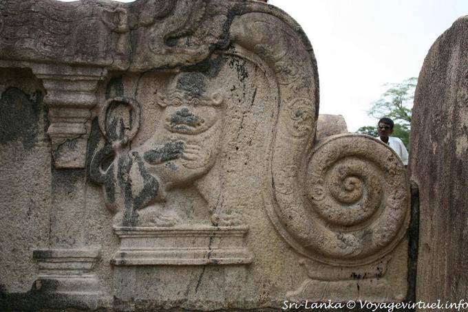 León divertido en la barandilla de Vatadage templo, Polonnaruwa - Ceilan Sri Lanka