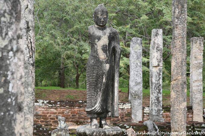 Buda de pie en la columna central, Terraza del Diente, Polonnaruwa - Ceilan Sri Lanka