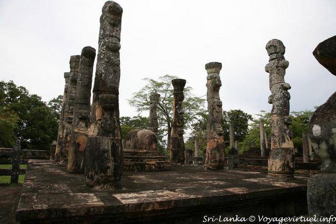 Columnas de residuos y pequeña estupa en Dalada Maluva, Polonnaruwa - Ceilan Sri Lanka