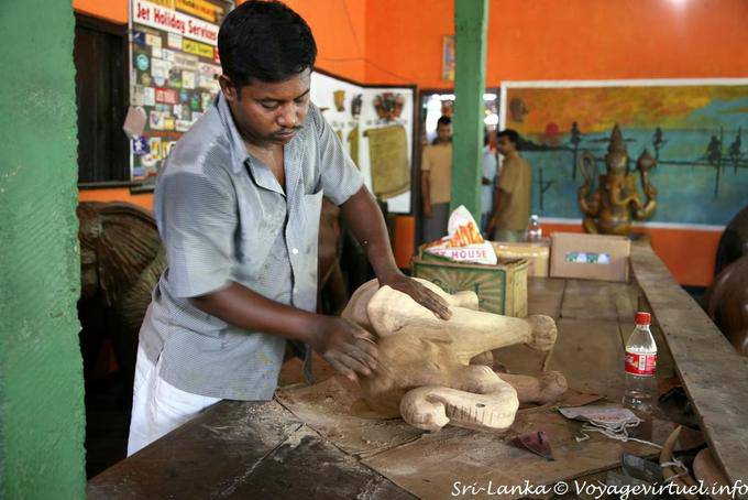 Fabrica objetos de madera en Polonnaruwa - Ceilan Sri Lanka