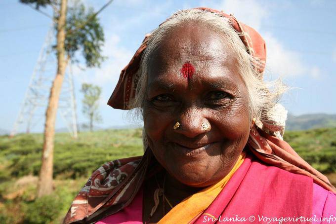 Cingaleses con el bindi, el punto rojo en la frente - Ceilan Sri Lanka