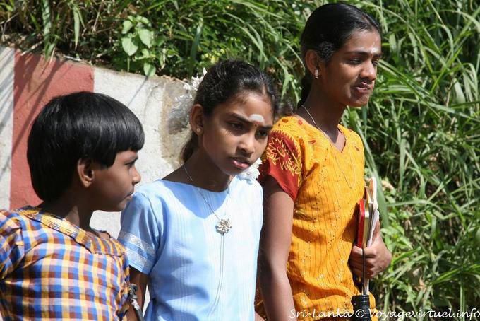 Los niños regresan a la escuela Kotagala - Ceilan Sri Lanka