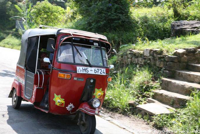 Tuk-tuk en carretera de montaña, la Provincia Central - Ceilan Sri Lanka